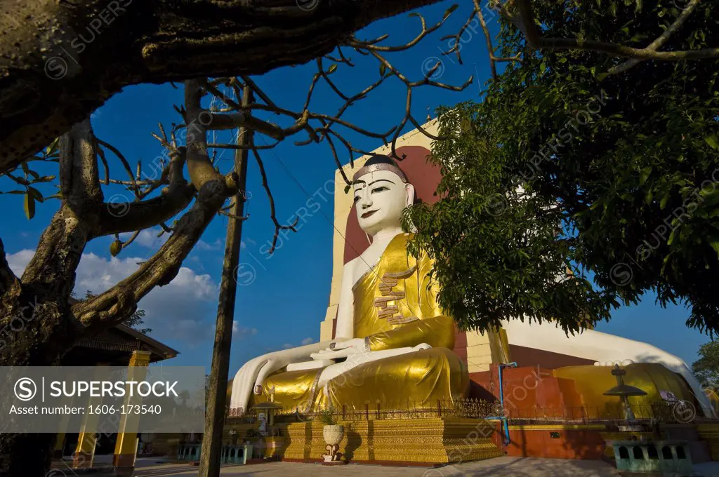 Myanmar (Burma), Yangon State, Bago (Pegu), Kyaik Pun Pagoda, built in 1476 by King Dhammazedi, it shelters 4 impressive Buddha statues of 30 meters high each