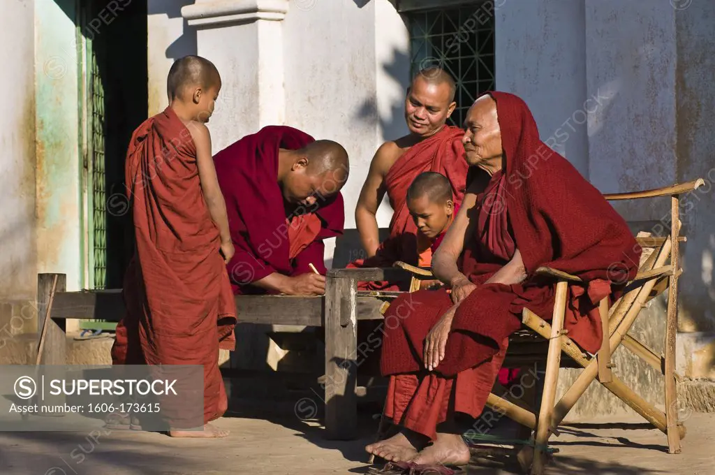 Myanmar (Burma), Sagaing State, Po Win Daung, Shwe Ba Htaung temple, the monk U Kay Sa Ya with other bonzes of the monastery