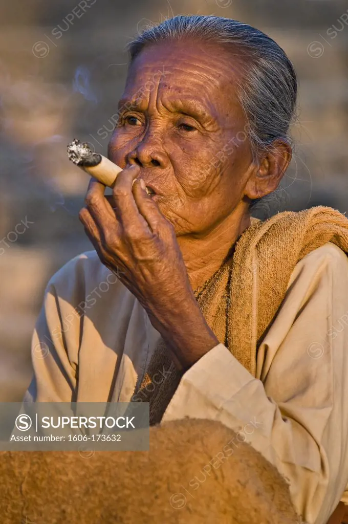 Myanmar (Burma), Sagaing State, Hpo Win Mounts, Po Win Daung, Phar Mone smokes a cheroot, the Burmese traditional cigare