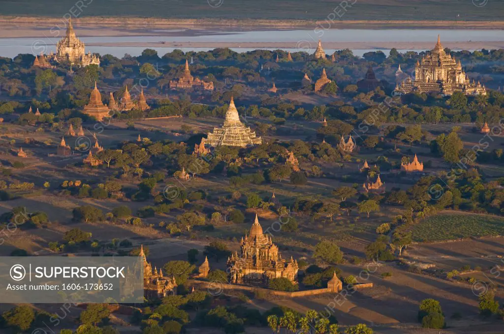 Myanmar (Burma), Mandalay State, Bagan (Pagan), view from an hot-air balloon, Shwesandaw Pagoda (Paya Shwesandaw, end of 11th), Thatbyinnyu Temple (Pahto Thatbyinnyu, middle of 12th) and Gawdawpalin Temple (Pahto Gawdawpalin, end 12th-beginning 13th)