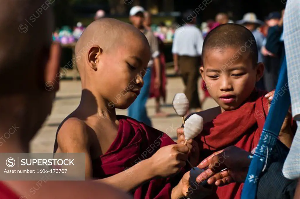 Myanmar (Burma), Mandalay State, Bagan (Pagan), Old Bagan, Ananda Temple (Pahto Ananda, beginning 12th), two bonzes eating an icecream