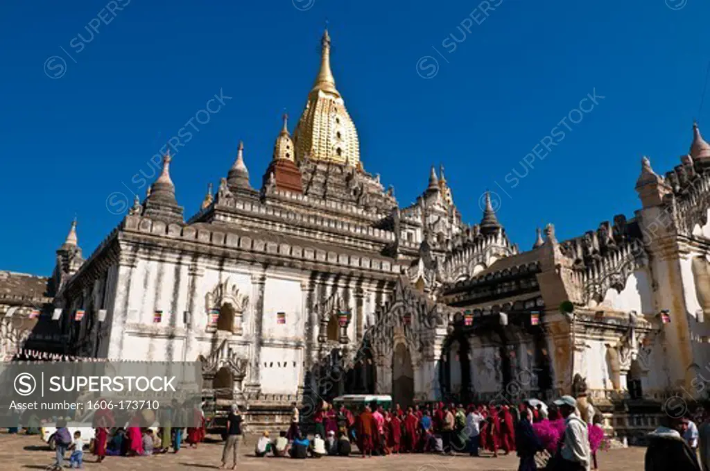 Myanmar (Burma), Mandalay State, Bagan (Pagan), Old Bagan, Ananda Temple (Pahto Ananda, beginning 12th), highlight of the Ananda festival, the donation ceremony : each pilgrim make donate food or money to the monks