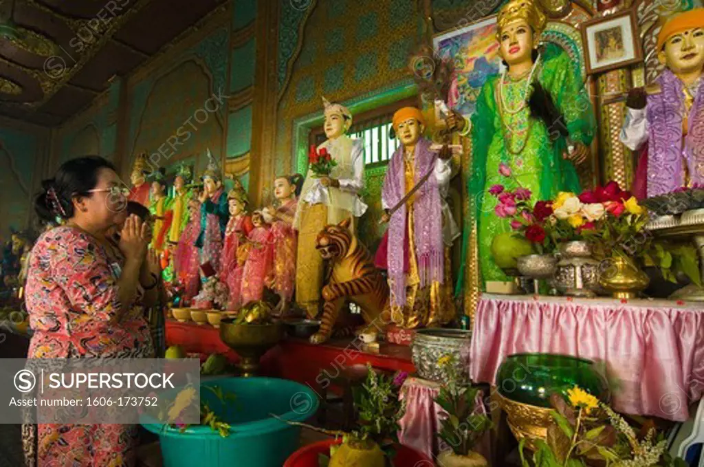 Myanmar (Burma), Mandalay State, Popa Mount, Mahagiri sanctuary, pilgrims come to make donation to the 37 nats (spirits) of the Burmese pantheon, a very popular place of worship in Myanmar