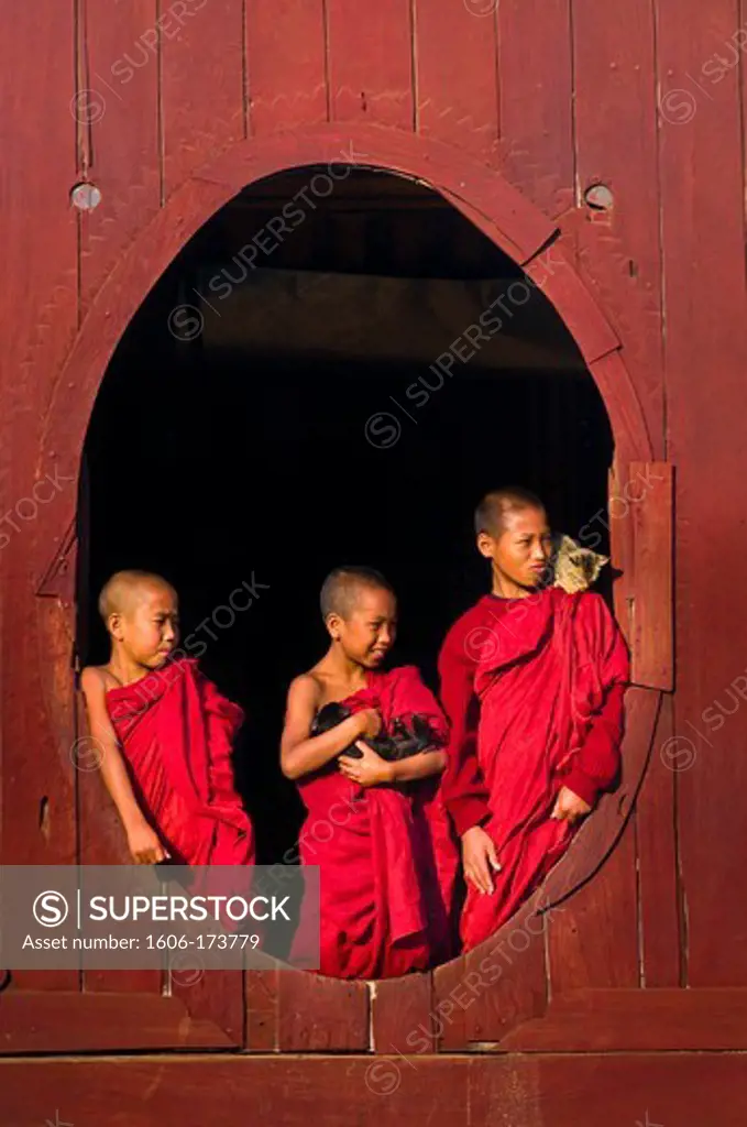 Myanmar (Burma), Shan State, Shwe Yan Pye, Shwe Yan Pye monastery, novices awaiting the first religious service of the morning