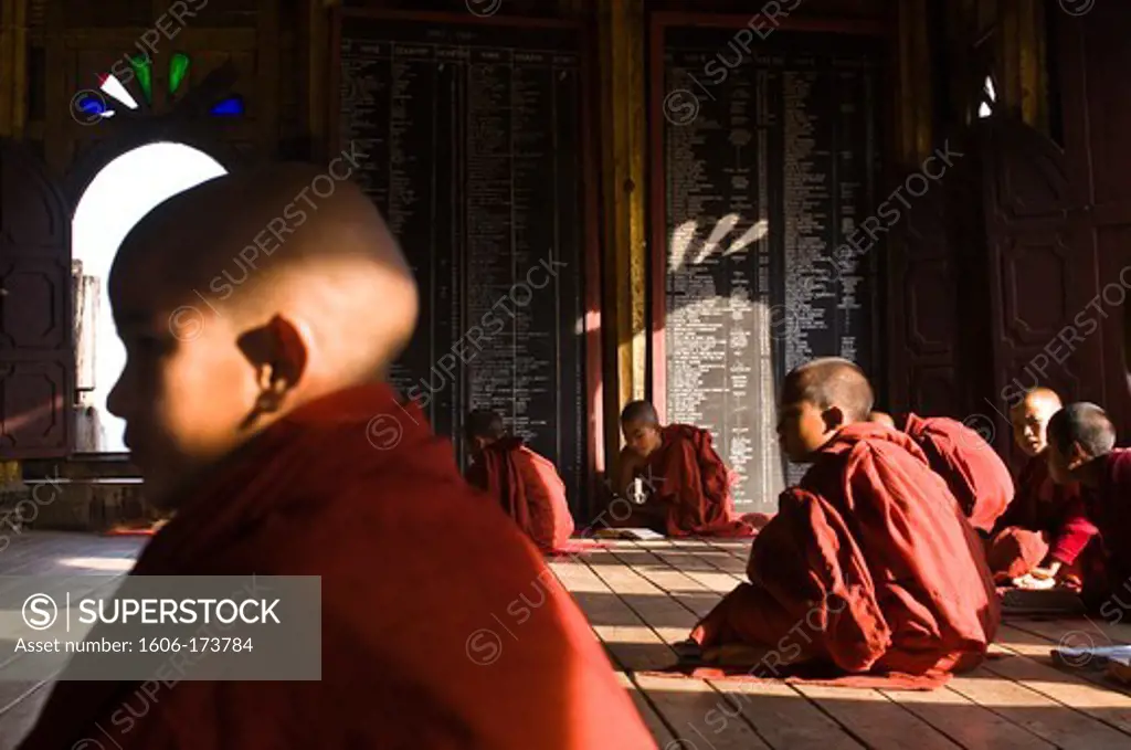 Myanmar (Burma), Shan State, Shwe Yan Pye, Shwe Yan Pye monastery, bonzes gather in the main room every day to recite Buddhist canticles