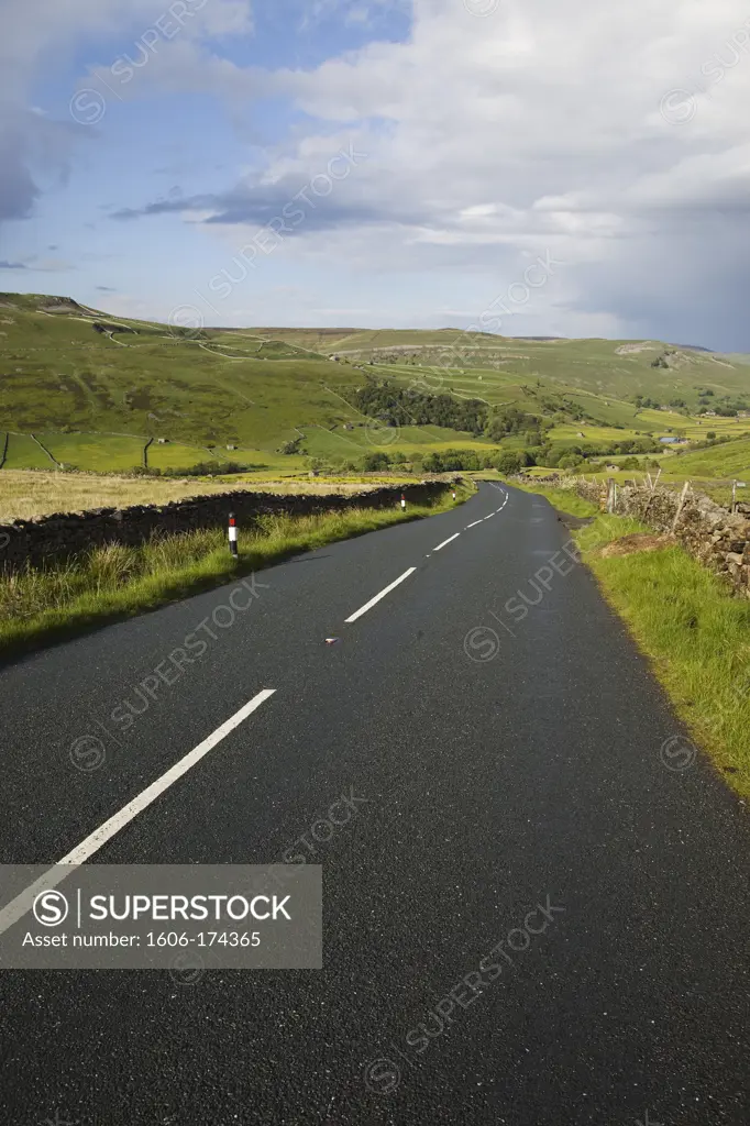 England,Yorkshire,Yorkshire Dales,Empty Road in Swaledale