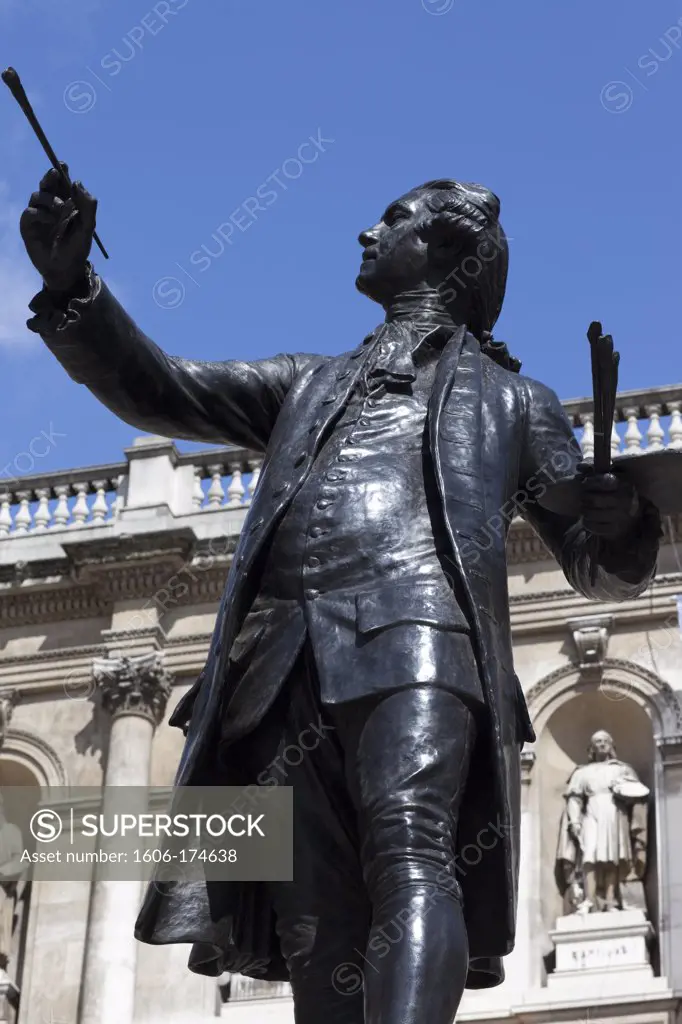 England,London,Piccadilly,Burlington House,Statue of Sir Joshua Reynolds in front of Royal Acadamy of Arts