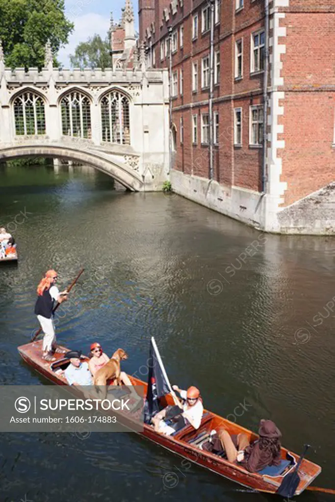 England,Cambridgeshire,Cambridge,Punting on River Cam with Bridge of Sighs and Saint John's College