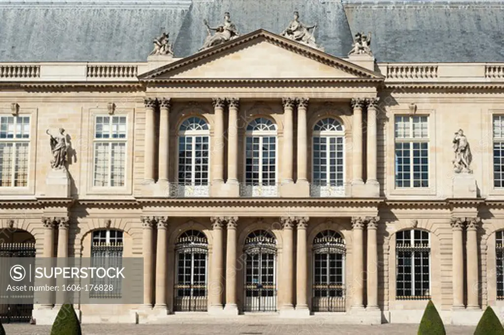 PARIS - THE MARAIS DISTRICT - NATIONAL ARCHIVES - FACADE OF THE HOTEL OF SOUBISE