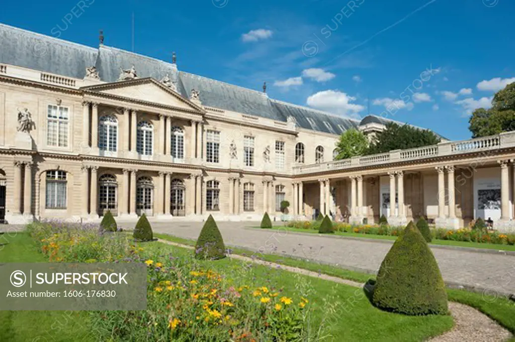 PARIS - THE MARAIS DISTRICT - NATIONAL ARCHIVES - HOTEL OF SOUBISE, THE COURTYARD AND THE PERISTYLE