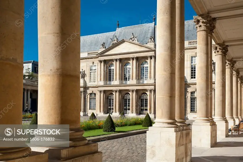 PARIS -  THE MARAIS DISTRICT - HOTEL OF SOUBISE : COLUMNS OF THE PERISTYLE AND THE COURTYARD