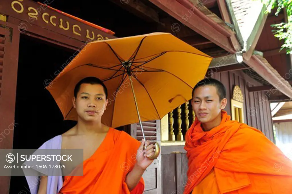 Asia, Southeast Asia, Laos, Luang Prabang, Monks