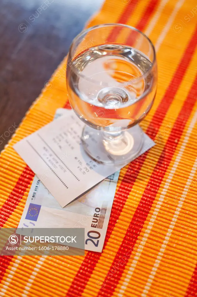 France, Ile de France, Vincennes, table with glass and money in a restaurant