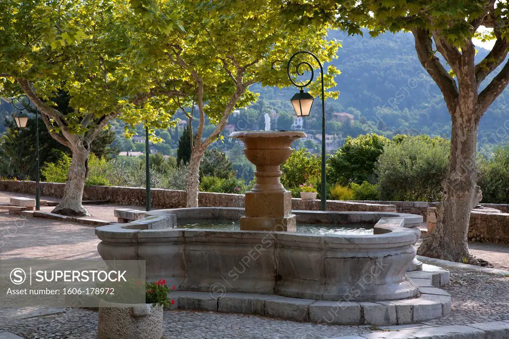 France, var (83), Seillans, village labeled The Most Beautiful Villages of France, The fountain shaded