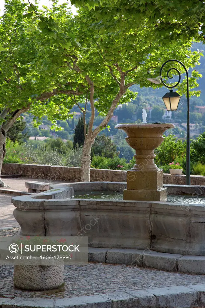 France, var (83), Seillans, village labeled The Most Beautiful Villages of France, The fountain shaded