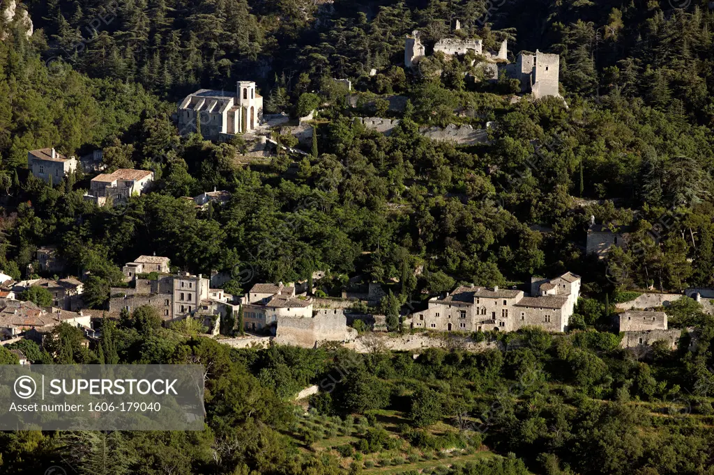 France, Vaucluse, (84), Oppède-le-Vieux village at the foot of the Luberon, (aerial photo),