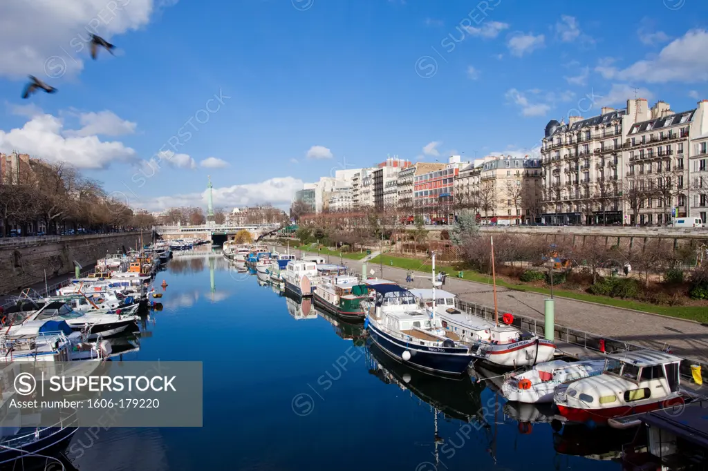 France, Ile-de-France, Capital, Paris, 4th, City center, quai de l'Arsenal with boats