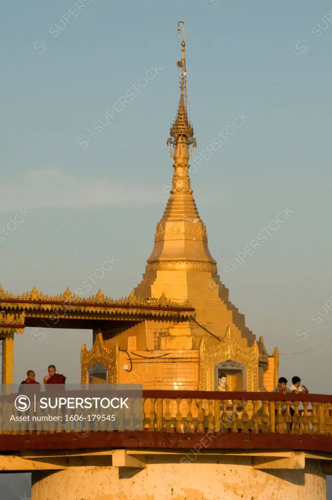 Myanmar Burma HPA AN 2 monks on the terrass of the golden stupa of the SHWEYINHMYAW pagoda