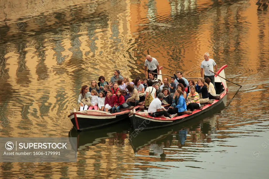Italy, Tuscany, Florence, Arno River, boats, people,