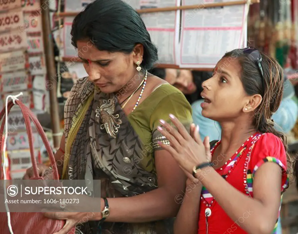 India, Rajasthan, Jodhpur, Sardar Bazar, mother and daughter, shopping, people,