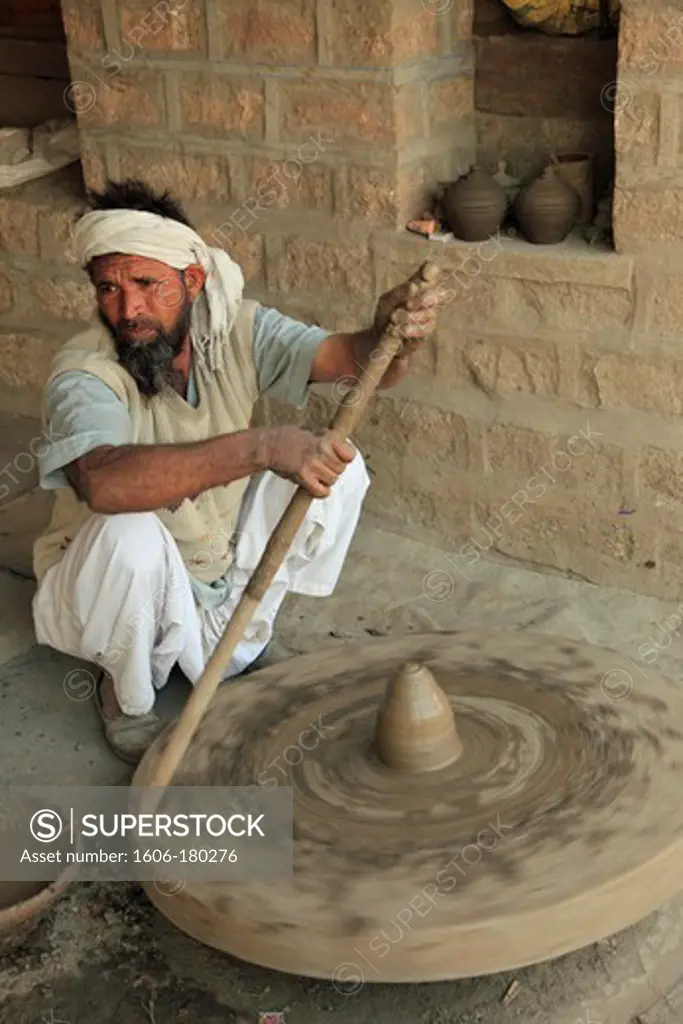 India, Rajasthan, Jodhpur, potter turning wheel,
