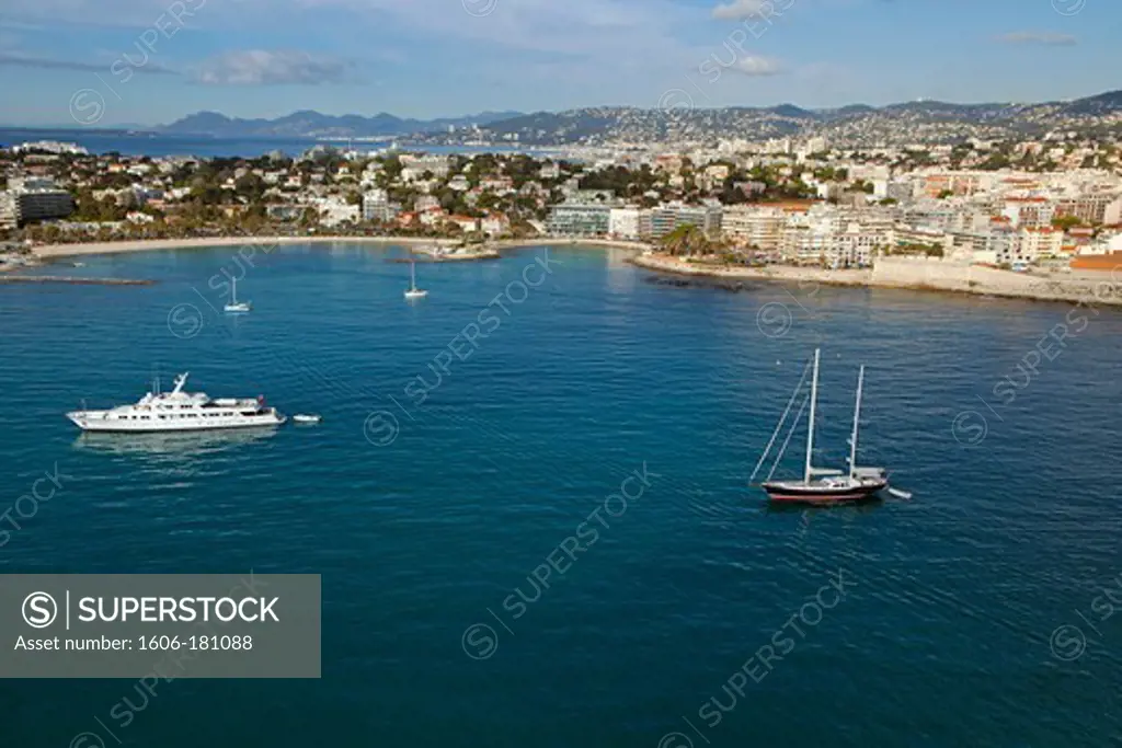 France, Alpes-Maritime (06), Antibes, seaside town and fortified town of Antibes, seen from the sea, with boats, (aerial photo),