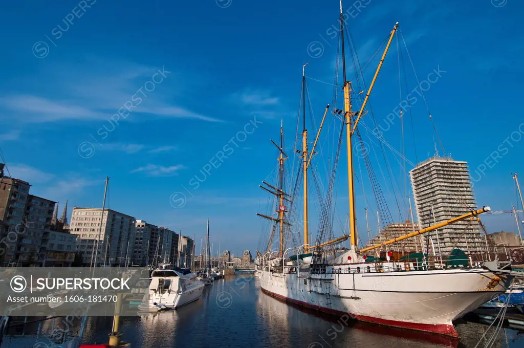 Europe, Belgium, North Sea, Western Flanders, Oostende, the Jachthaven with the trainstation at the back