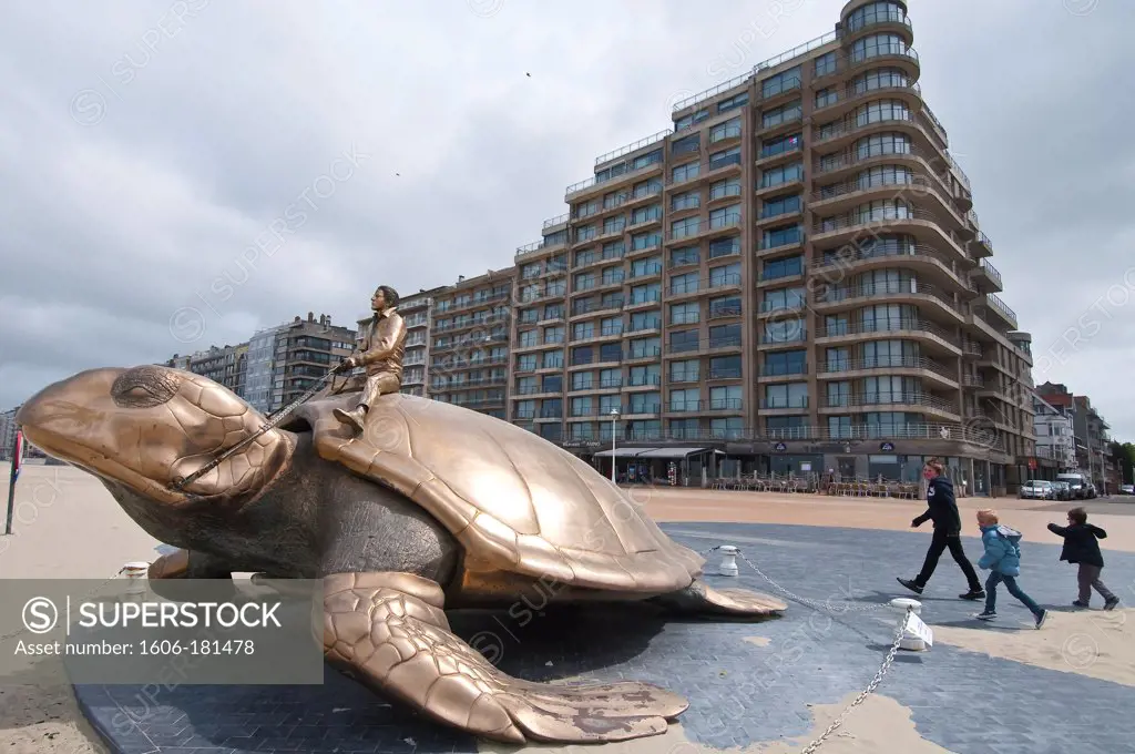 Europe, Belgium, North Sea, Western Flanders, Nieuwpoort, the Zeedjik promenade, bronze turtle, art piece named ¬´ Looking for Utopia ¬ª made by the artist Jan Fabre