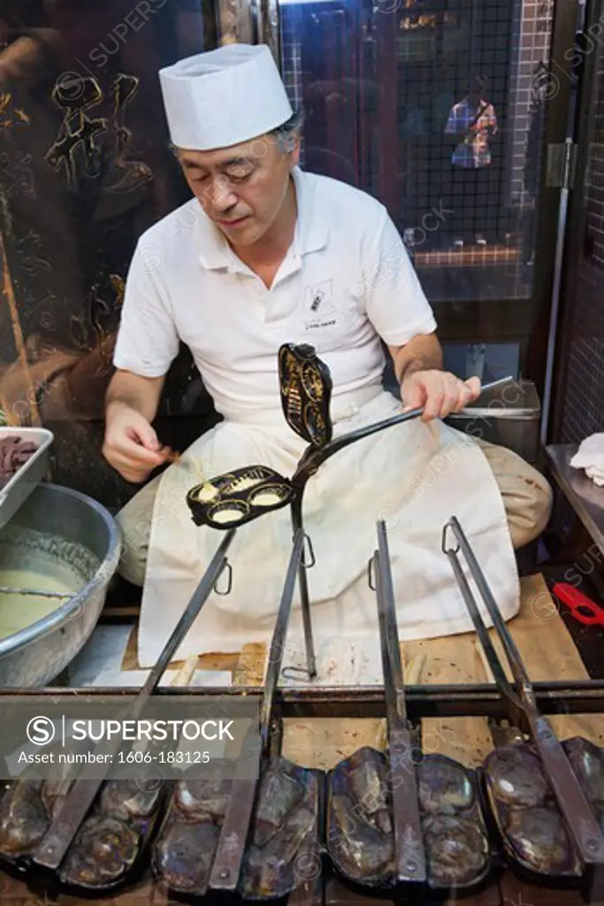 Japan,Tokyo,Asakusa,Asakusa Kannon Temple,Nakamise Shopping Street,Man Making Traditional Japanese Cakes