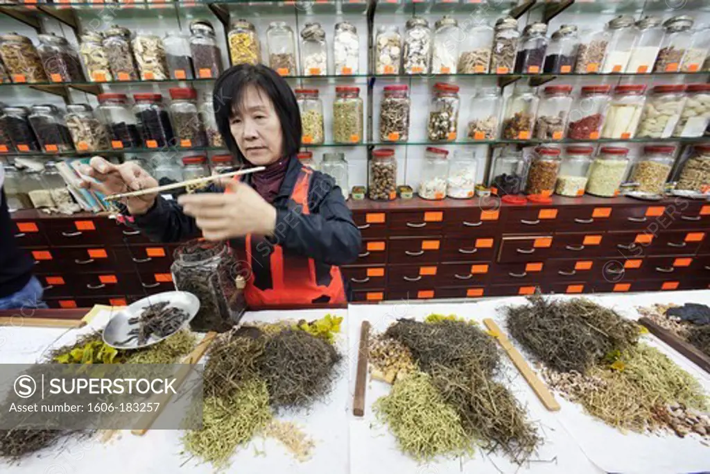 China,Hong Kong,Sheung Wan,Chinese Medicine Shop,Pharmacist Weighing Ingredients for Chinese Medicine Prescription