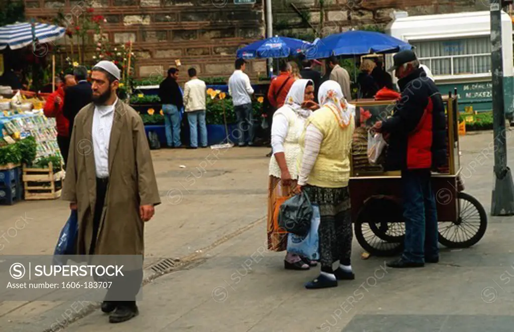 Turkey, Istanbul, Egyptian Market, street scene, people,