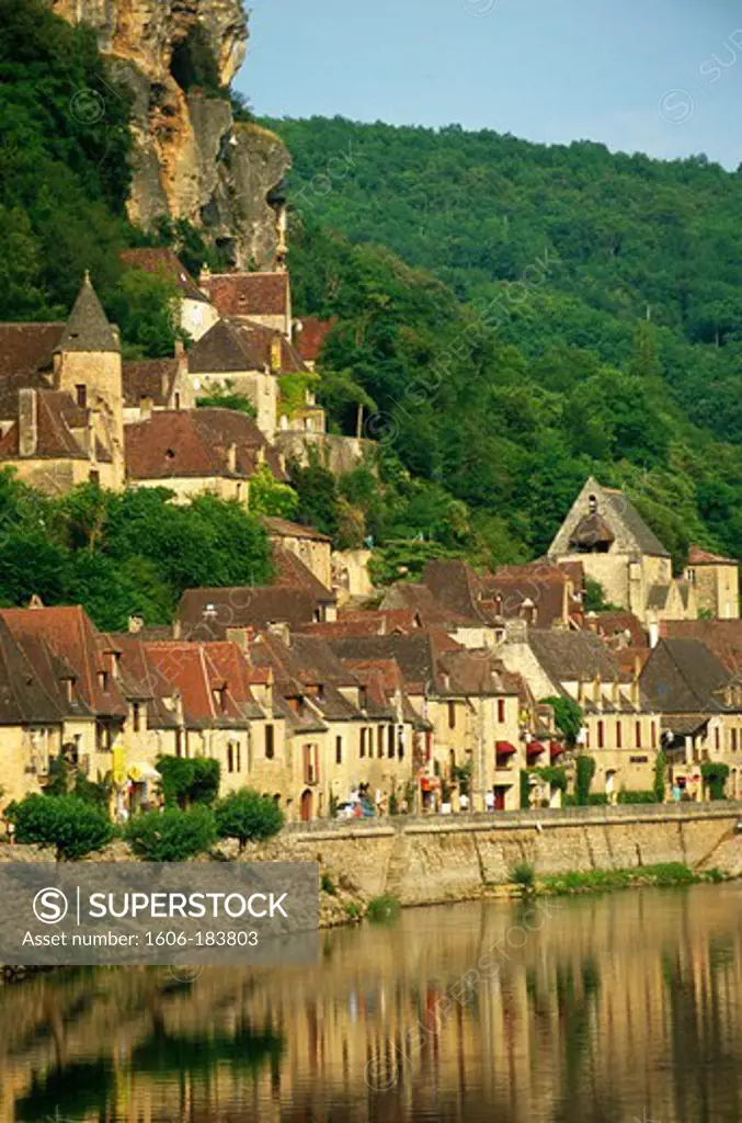 France, Perigord, La Roque-Gageac village, Dordogne river,