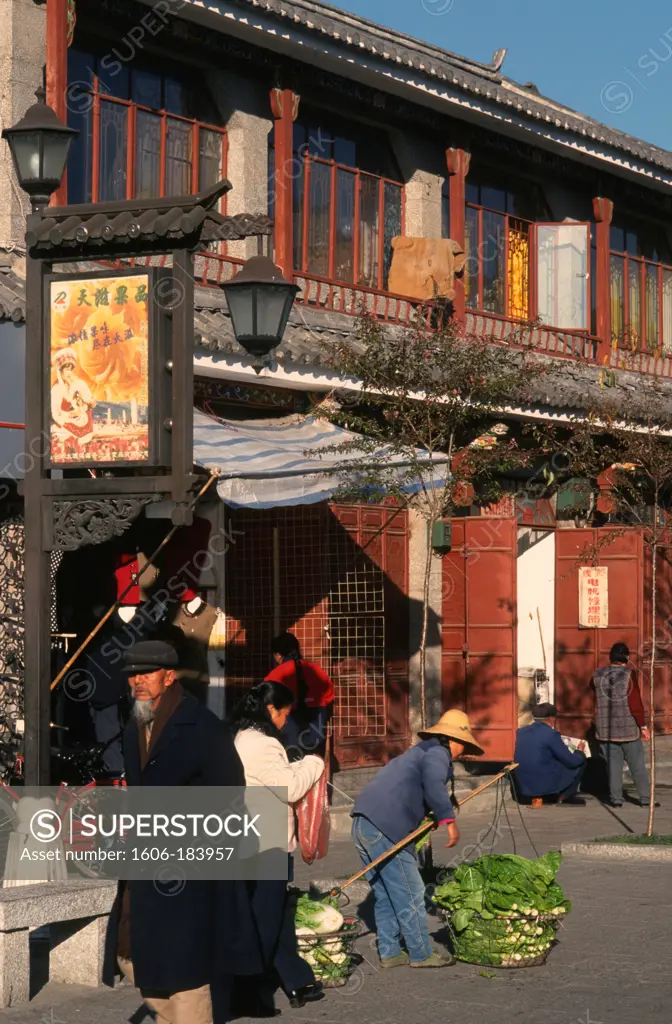 China, Yunnan, Dali, street scene, architecture, people,