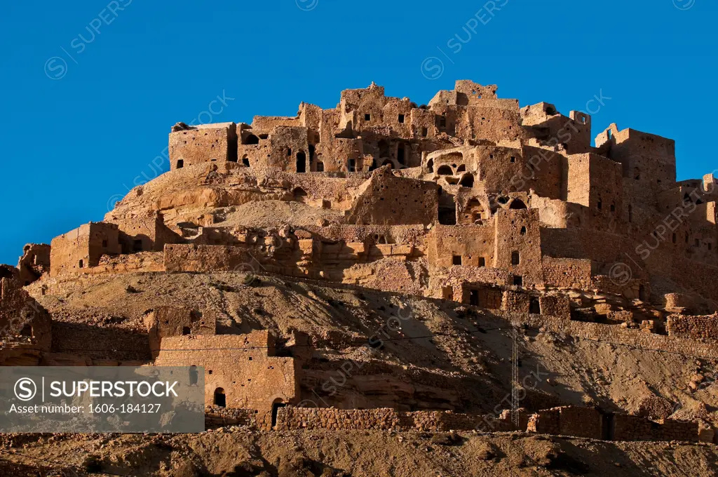 North Africa, Tunisia, Tataouine province, cave-dwelling berbere village, Chenini, the ksar, the old fortified village was used to protect people in case of an attack but also as a stockroom for the food