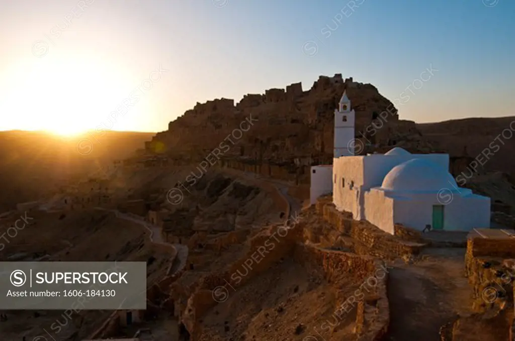 North Africa, Tunisia, Tataouine province, cave-dwelling berbere village, Chenini, the ksar, the old fortified village was used to protect people in case of an attack but also as a stockroom for the food