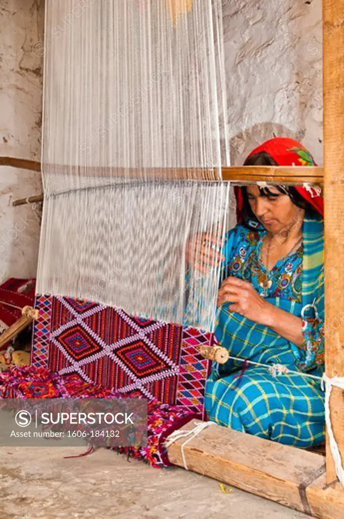 North Africa, Tunisia, Gabes province, the cave-dwelling berbere village of Toujane, Ralia Tarhouni makes a kilim that she will then sell in her family shop