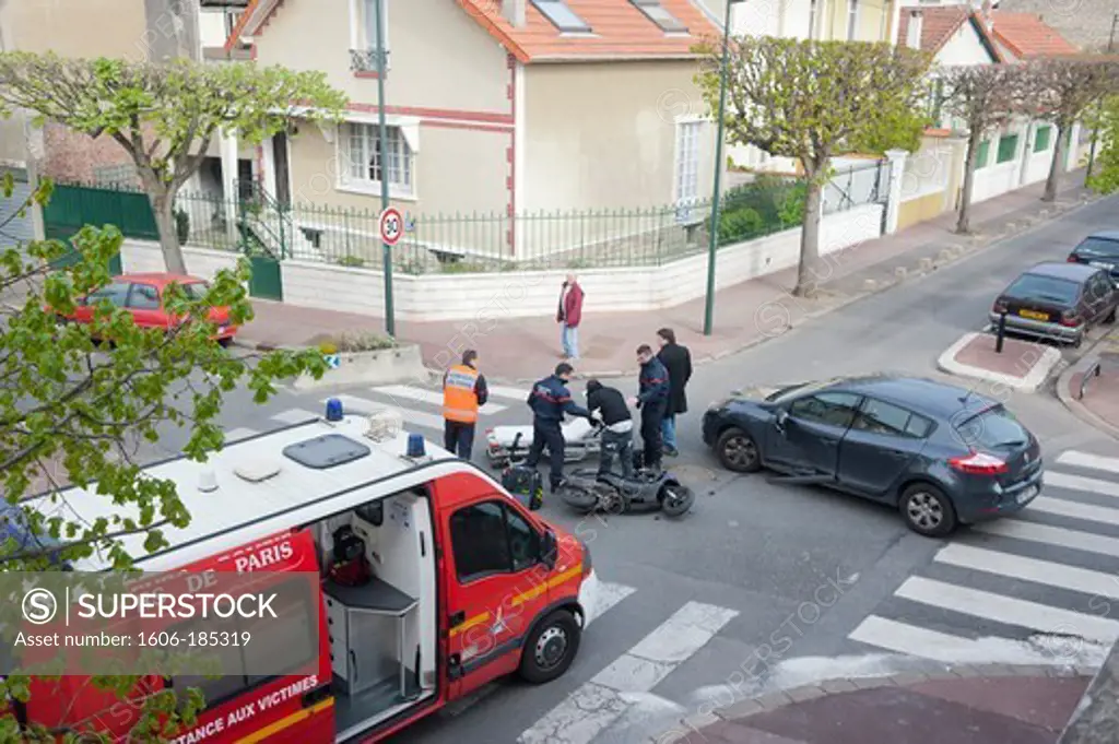 JOINVILLE LE PONT - VAL DE MARNE - Accident in the intersection of 2 streets. A motorcycle does not respect the priority to the right  and collides a car.