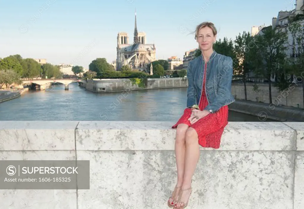 Corinne, 50-year-old woman; in Paris, in front of the Island of the City and the Notre-Dame-de-Paris;  Authorization Press - Edition - Advertising
