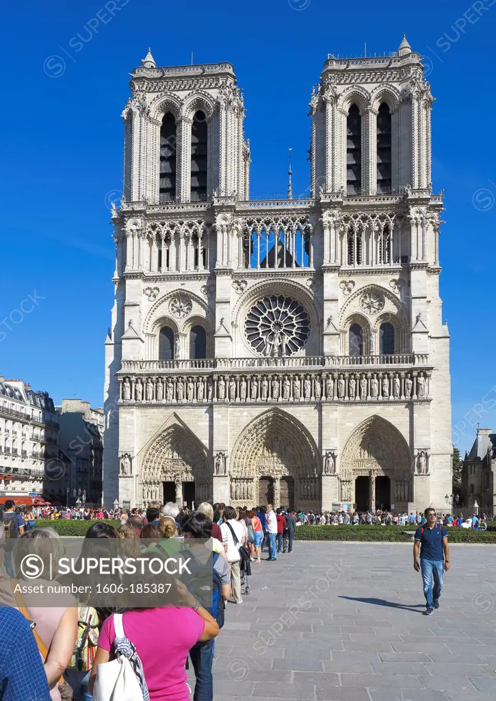 France, Ile de France, Paris, Tourists in front of the Gothic style Notre Dame Cathedral on Ile de la Cite
