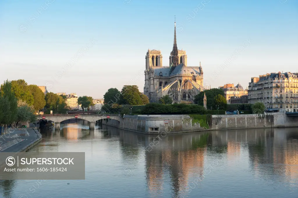 Paris 4 ème district - Island of the City - The cathedral Notre-Dame and the bridge of the Archevéché