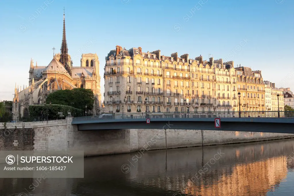 Paris 4 ème district - Island of the City - The cathedral Notre-Dame and facades of the quay aux fleurs - The Seine and the bridge Saint-Louis