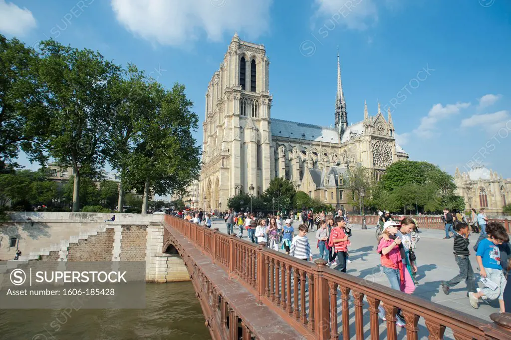 Paris 4 ème district - Island of the City - The cathedral Notre-Dame and the bridge au Double
