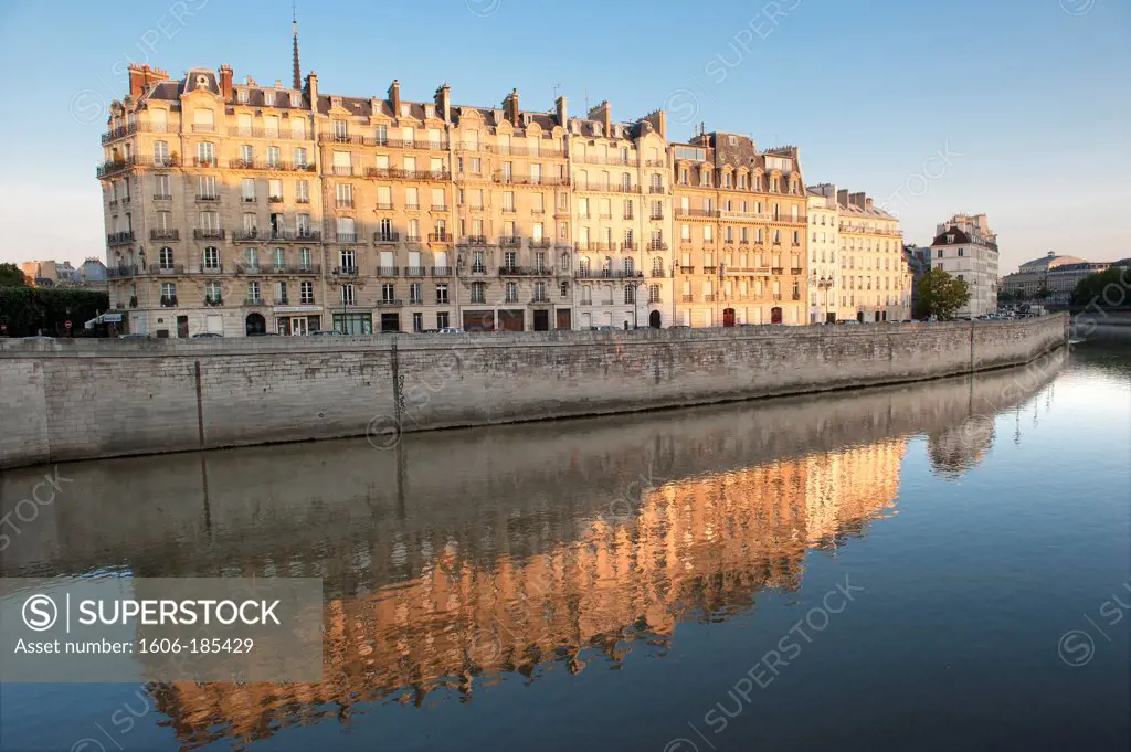 Paris 4 ème district - Island of the City - The Seine and the quay aux fleurs