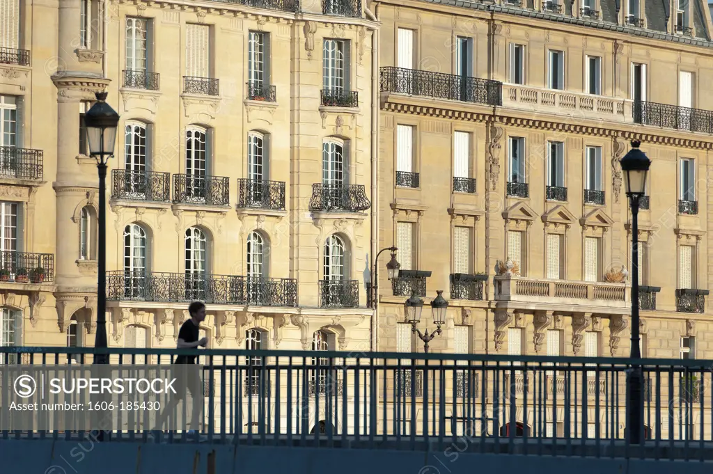 Paris 4 ème district - Island of the City(Estate) - Jogger on the bridge Saint Louis - facades of the quay aux fleurs