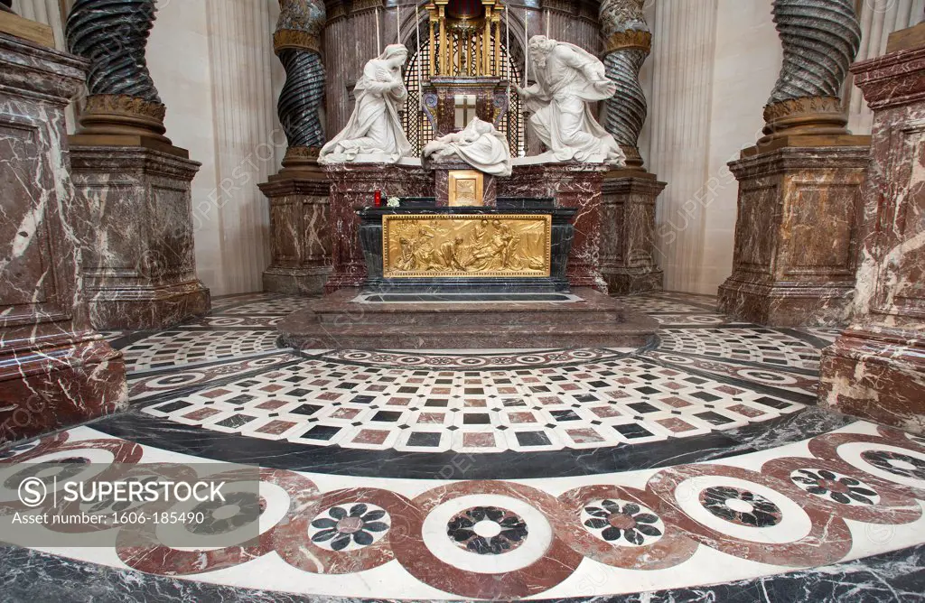 Paris 5 ème district - Church of the Val de Grace  - The high altar of the chorus choir and its marble pavement