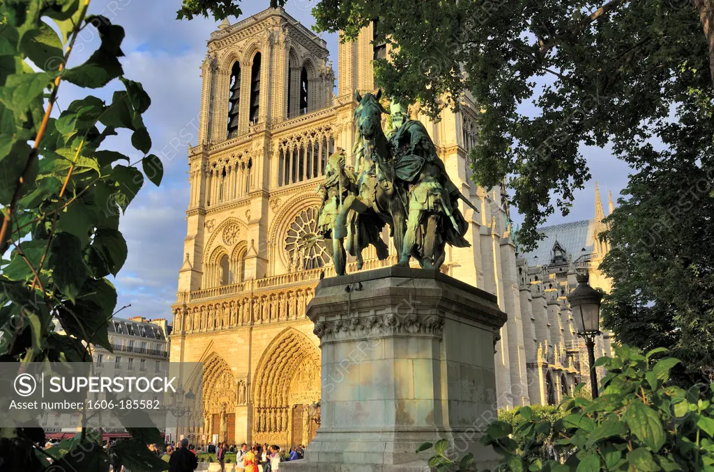 France, ïle-de-France, ile de la Cité, Notre Dame cathedral, statue of Charlemagne (Louis Rochet 1813-1878)