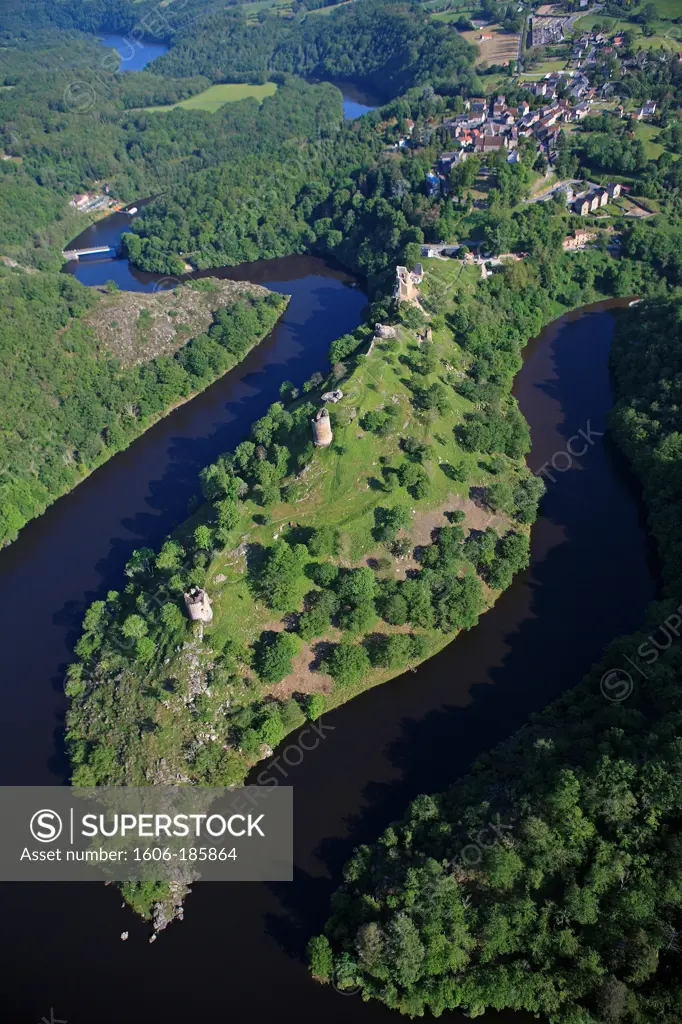 France, Creuse (23), Crozant, village situated in a bend of the Creuse and Sédelle, and culminates with the remains of a medieval castle, (aerial photo),