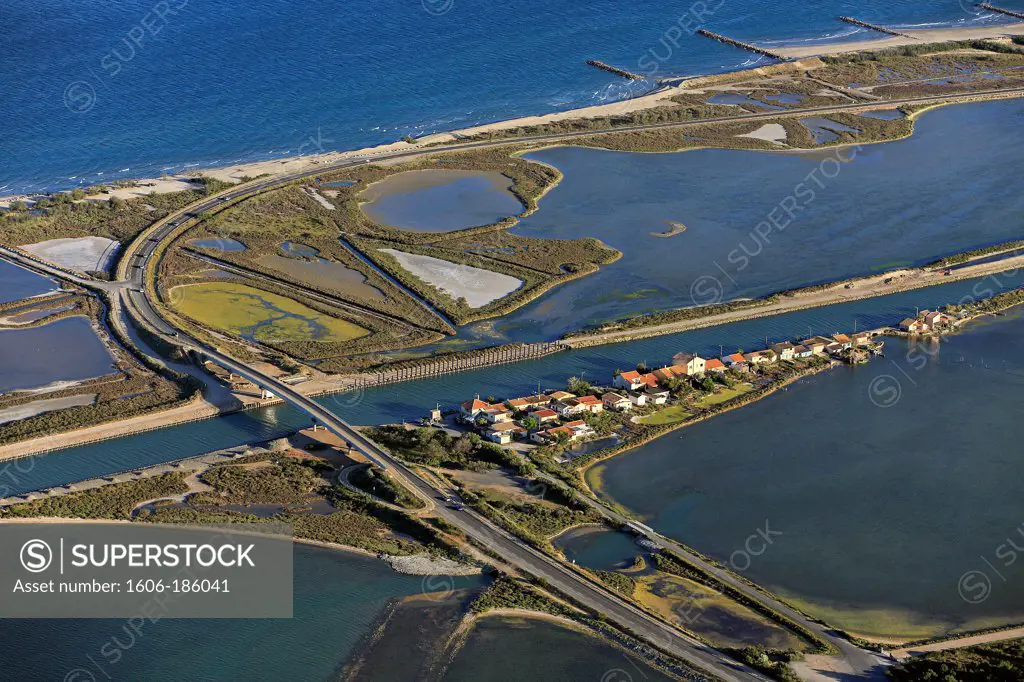 France, Hérault (34), Frontignan resort of the Mediterranean, the coastal strip, between the ponds and Vic Ingril, (aerial photo)