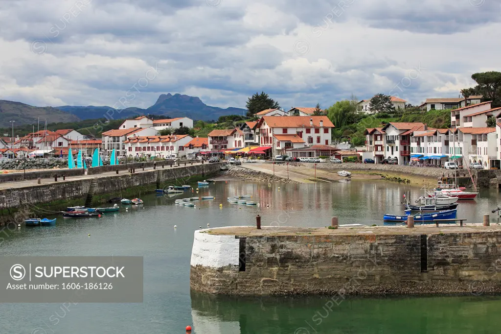 France, Pyrenees-Atlantiques (64), Ciboure, famous seaside resort of the Basque coast, the old harbor at the foot of Fort Socoa,
