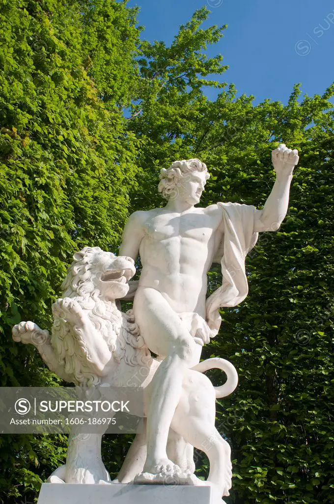 Park of the Palace of Versailles drawn by the royal gardener: André Le Nôtre - Flowerbed of the North - Statue "" The Irascible "" of Jacques Houzeau ( 1680 )